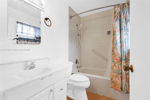 Купить кондоминиум в Форт-Лодердейл, Флорида 2 спальни, 118.91м2, № 1969464 - фото 10