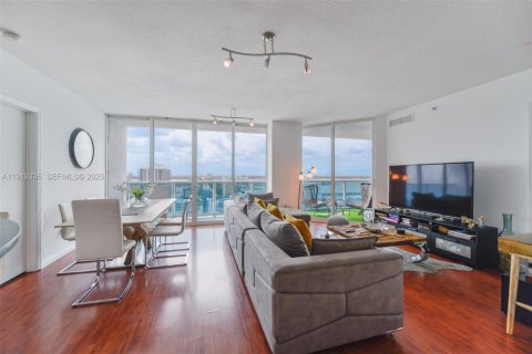 Condo in North Bay Village, Florida, 2 bedrooms  № 1992082 - photo 22