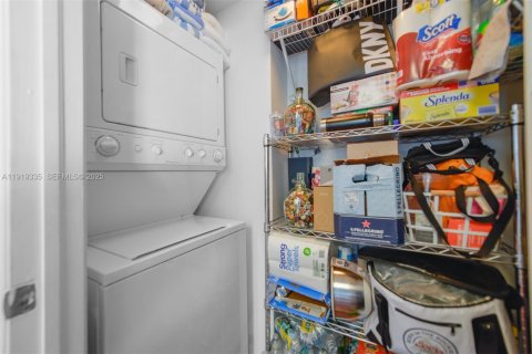 Condo in North Bay Village, Florida, 2 bedrooms  № 1992082 - photo 27