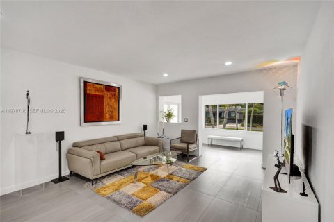 House in Miami Shores, Florida 2 bedrooms, 123.37 sq.m. № 2051637 - photo 9