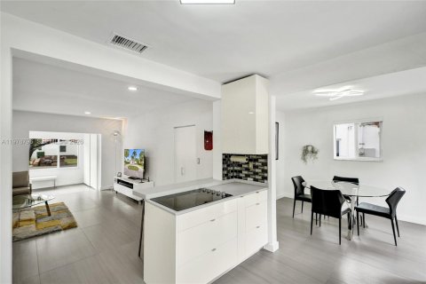 House in Miami Shores, Florida 2 bedrooms, 123.37 sq.m. № 2051637 - photo 13