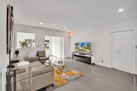 House in Miami Shores, Florida 2 bedrooms, 123.37 sq.m. № 2051637 - photo 8