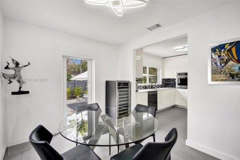 House in Miami Shores, Florida 2 bedrooms, 123.37 sq.m. № 2051637 - photo 15