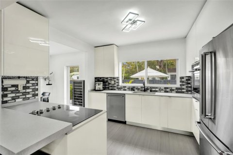 House in Miami Shores, Florida 2 bedrooms, 123.37 sq.m. № 2051637 - photo 12