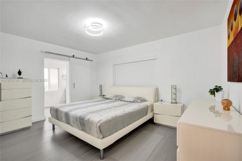 House in Miami Shores, Florida 2 bedrooms, 123.37 sq.m. № 2051637 - photo 24