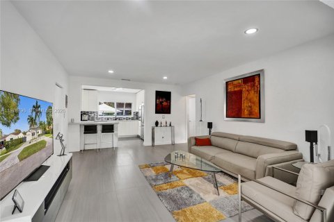 House in Miami Shores, Florida 2 bedrooms, 123.37 sq.m. № 2051637 - photo 6