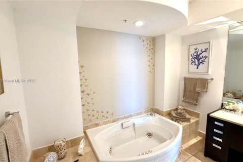 Condominio en alquiler en Sunny Isles Beach, Florida, 2 dormitorios, 149.94 m2 № 1969347 - foto 20