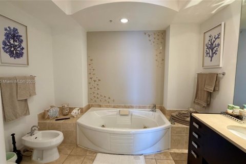 Condominio en alquiler en Sunny Isles Beach, Florida, 2 dormitorios, 149.94 m2 № 1969347 - foto 19