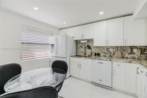 Condominio en venta en Miami Beach, Florida, 2 dormitorios, 104.42 m2 № 2189949 - foto 17