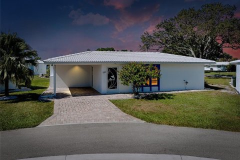 House in Venice, Florida 2 bedrooms, 101.73 sq.m. № 2330797
