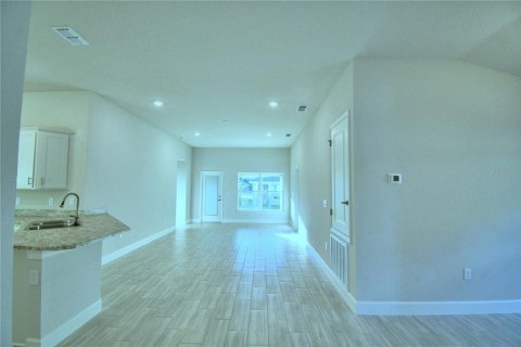 House in MAGNOLIA PARK in Haines City, Florida 4 bedrooms, 169.08 sq.m. № 1905723 - photo 8