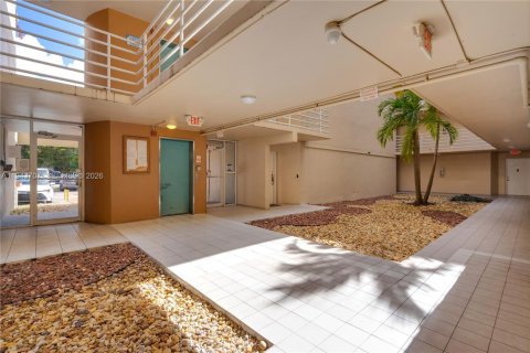 Condo in Miami, Florida, 1 bedroom  № 2000567 - photo 17