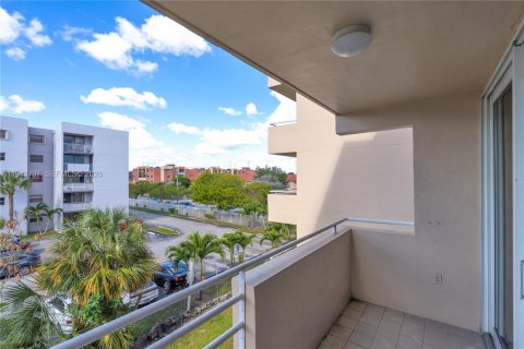 Condo in Miami, Florida, 1 bedroom  № 2000567 - photo 16