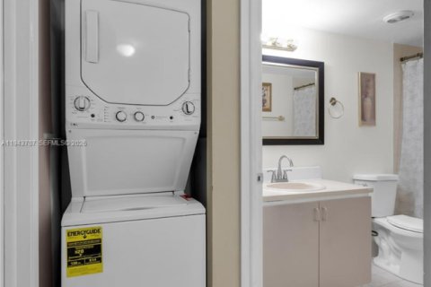 Condo in Miami, Florida, 1 bedroom  № 2000567 - photo 5