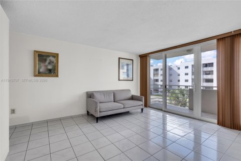 Condo in Miami, Florida, 1 bedroom  № 2000567 - photo 2