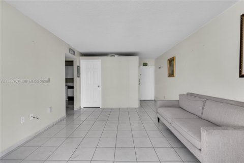 Condo in Miami, Florida, 1 bedroom  № 2000567 - photo 6