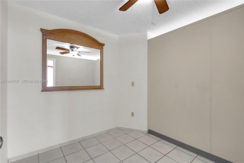 Condo in Miami, Florida, 1 bedroom  № 2000567 - photo 8