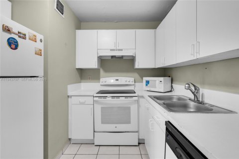 Condo in Miami, Florida, 1 bedroom  № 2000567 - photo 4