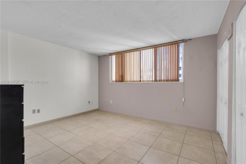 Condo in Miami, Florida, 1 bedroom  № 2000567 - photo 12