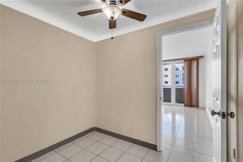 Condo in Miami, Florida, 1 bedroom  № 2000567 - photo 7