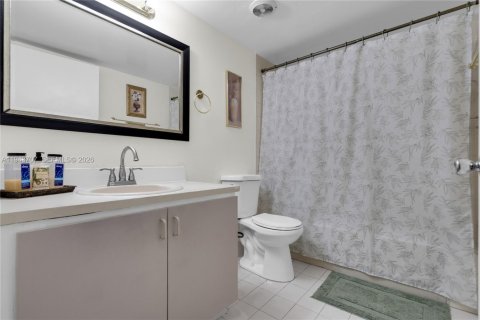 Condo in Miami, Florida, 1 bedroom  № 2000567 - photo 9