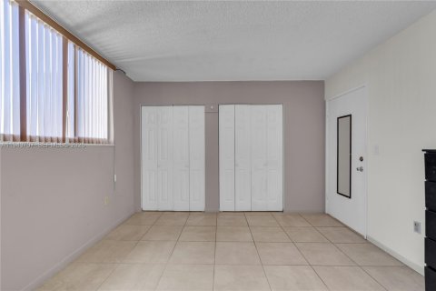 Condo in Miami, Florida, 1 bedroom  № 2000567 - photo 10