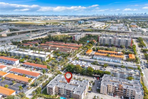 Condo in Miami, Florida, 1 bedroom  № 2000567 - photo 24