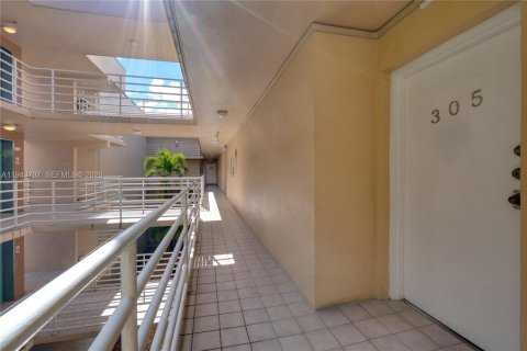 Condo in Miami, Florida, 1 bedroom  № 2000567 - photo 13