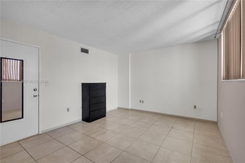 Condo in Miami, Florida, 1 bedroom  № 2000567 - photo 11