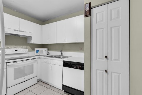 Condo in Miami, Florida, 1 bedroom  № 2000567 - photo 3