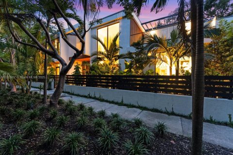 House in Miami, Florida 7 bedrooms № 1872623 - photo 1