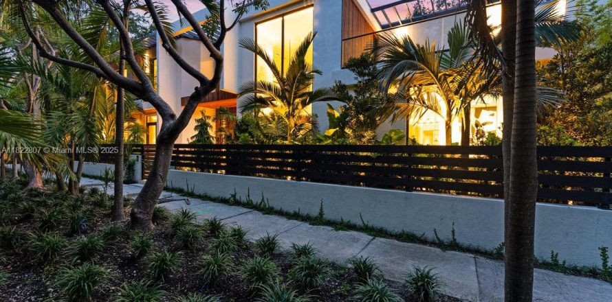 House in Miami, Florida 7 bedrooms № 1872623