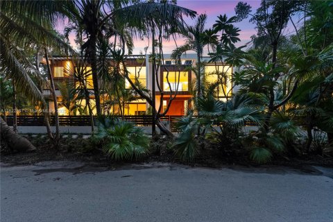 House in Miami, Florida 7 bedrooms № 1872623 - photo 2