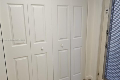 Condo in Sunrise, Florida, 2 bedrooms  № 1959838 - photo 1