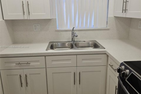 Condo in Sunrise, Florida, 2 bedrooms  № 1959838 - photo 8