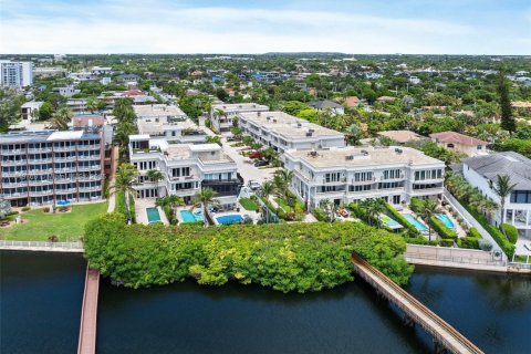 Touwnhouse à vendre à Pompano Beach, Floride: 4 chambres, 269.04 m2 № 2184810 - photo 2
