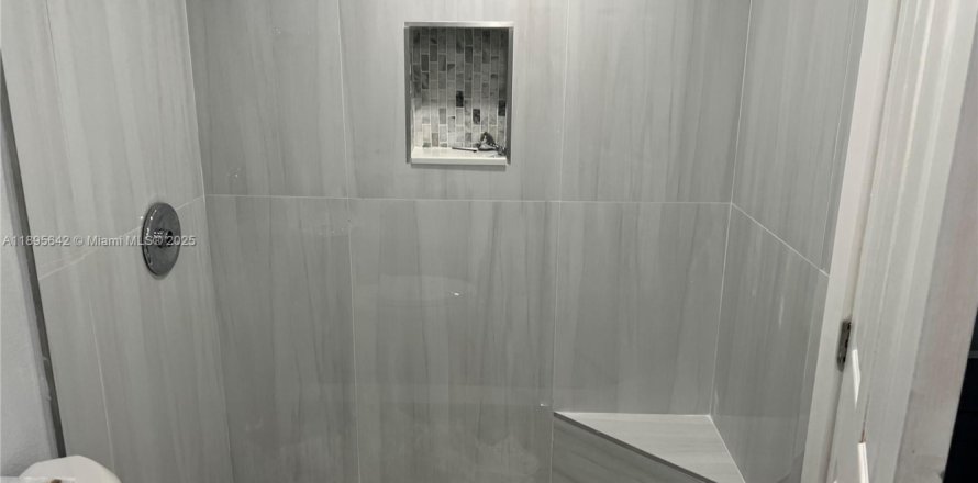 Кондоминиум с 1 спальней в Майами, Флорида № 1949541