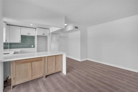 Condo in Miami Beach, Florida, 1 bedroom  № 1962822 - photo 12