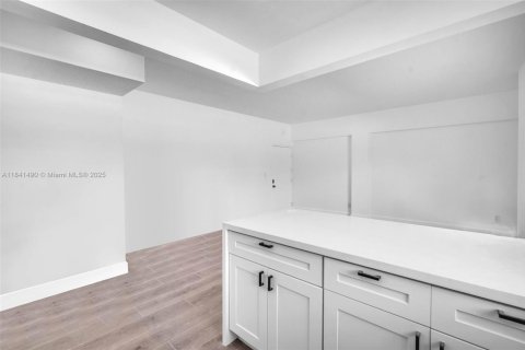 Condo in Miami Beach, Florida, 1 bedroom  № 1962822 - photo 16