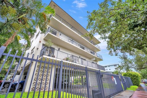 Condo in Miami Beach, Florida, 1 bedroom  № 1962822 - photo 19