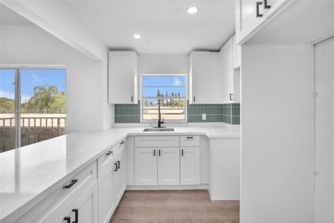 Condo in Miami Beach, Florida, 1 bedroom  № 1962822 - photo 17