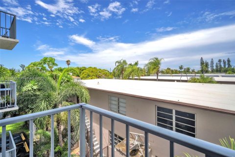 Condo in Miami Beach, Florida, 1 bedroom  № 1962822 - photo 13