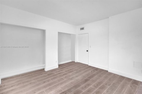 Condo in Miami Beach, Florida, 1 bedroom  № 1962822 - photo 11