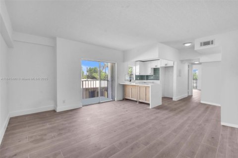 Condo in Miami Beach, Florida, 1 bedroom  № 1962822 - photo 1