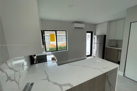 Villa ou maison à louer à Fort Lauderdale, Floride: 1 chambre, 55.74 m2 № 1941807 - photo 1