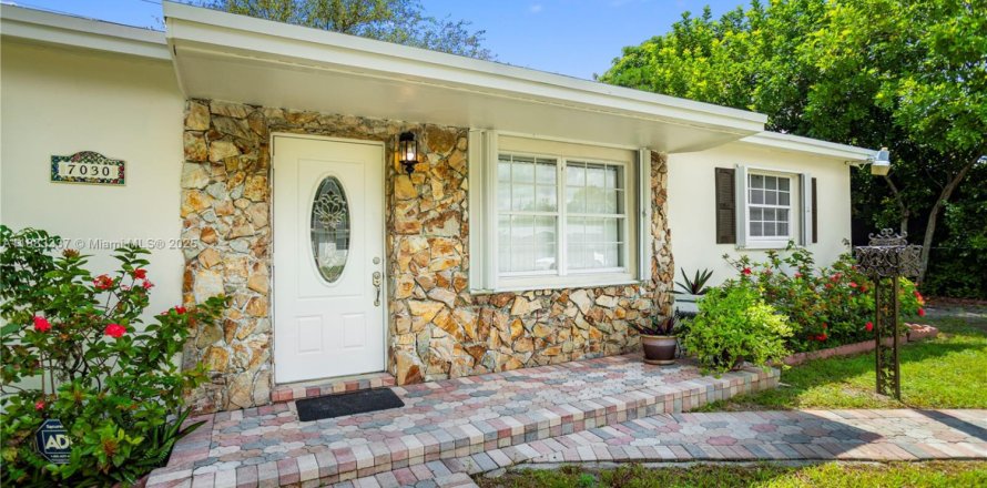 Дом в Холливуд, Флорида 3 спальни, 98.1м2 № 1930680