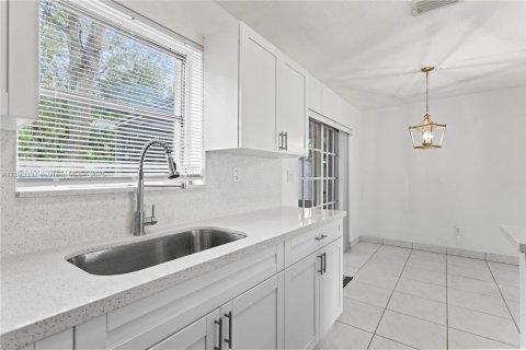 Купить виллу или дом в Холливуд, Флорида 3 спальни, 98.1м2, № 1930680 - фото 12