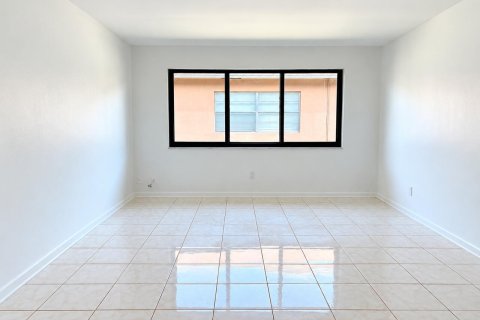 Apartment in Pompano Beach, Florida 3 rooms, 65.03 sq.m. № 2401246 - photo 4