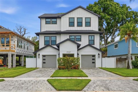 House in Saint Petersburg, Florida 5 bedrooms, 260.5 sq.m. № 2117909
