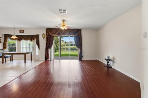 House in Orlando, Florida 5 bedrooms, 309.83 sq.m. № 2277056 - photo 13